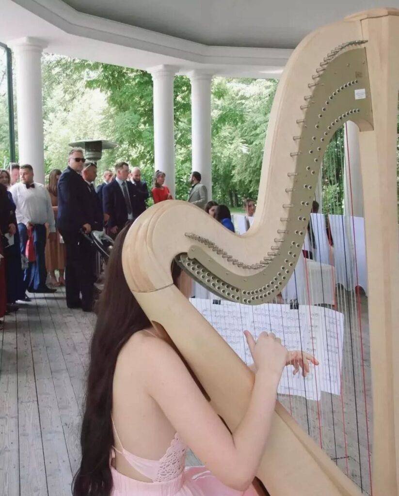 Harfa przy ceremonii ślubnej w plenerze