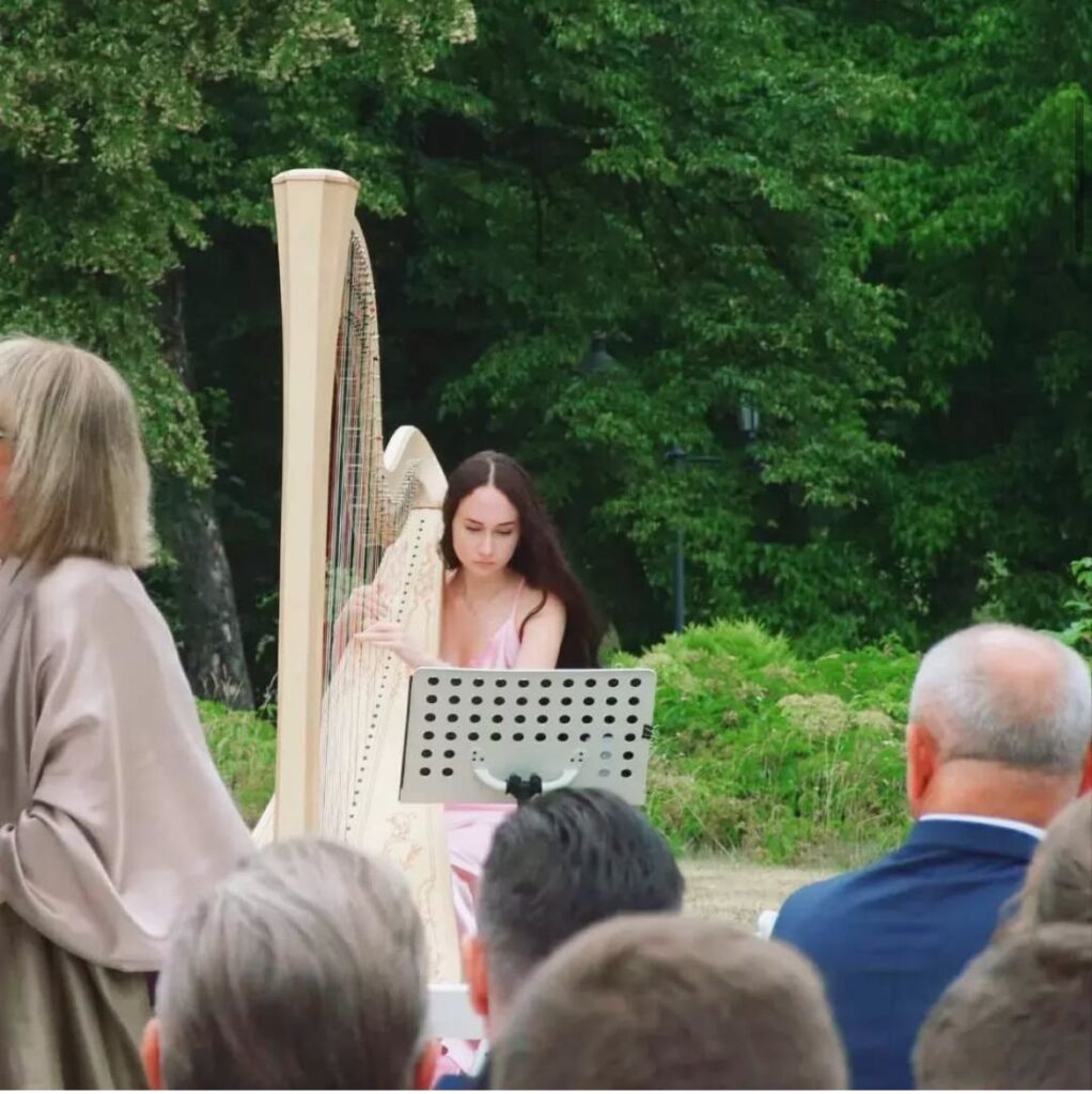 Harfa na scenie koncertowej