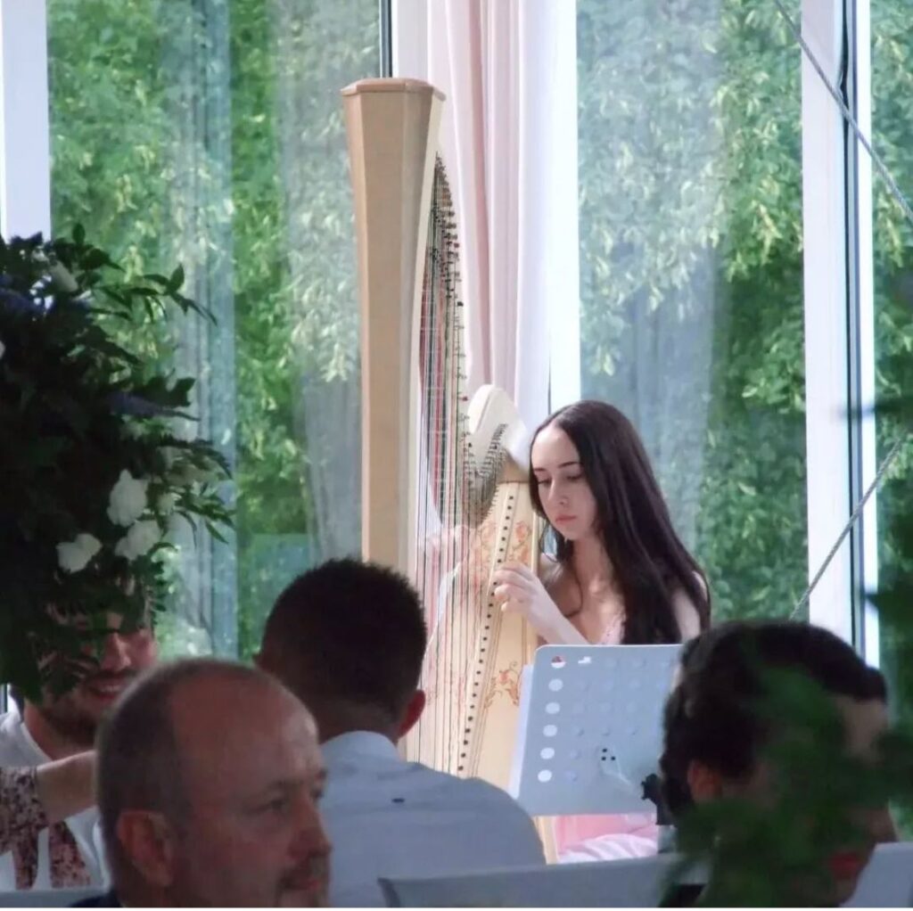 Harfa w eleganckim wnętrzu restauracji