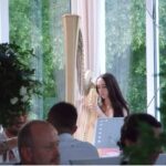 Harfa w eleganckim wnętrzu restauracji