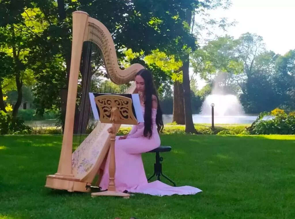 Recital harfowy w sali koncertowej